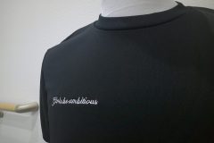 ドライTシャツの右胸に白糸でチームテーマを筆記体で刺繍した加工事例。