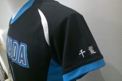 お持ち込みのバレーボールユニフォームの左袖口に楷書体で県名を刺繍。刺繍糸の色はホワイト。