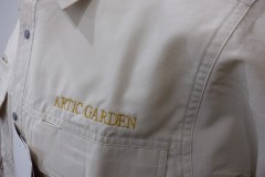 お持ち込みの作業着左胸に企業名を刺繡した制作事例。