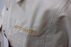 お持ち込みの作業着左胸に企業名を刺繡した制作事例。