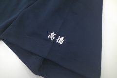 左袖に白糸で個人名の刺繍をした部分のアップ。