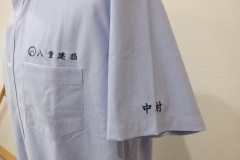 お持ち込みのオックスフォードシャツの左胸に会社名。左袖口に個人名を刺繍した作品。糸の色は紺糸。