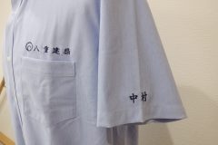 お持ち込みのオックスフォードシャツの左胸に会社名。左袖口に個人名を刺繍した作品。糸の色は紺糸。