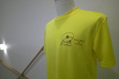 黄色のTシャツの左胸に『RAILWAY & TRAVEL』の文字と帽子をモチーフにしたシンプルな茶色のロゴが加工されたフルカラー転写の制作見本。