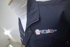 紺地の作業服左胸に企業ロゴを加工したフルカラー転写の制作見本。