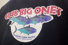 黒いTシャツに青と紫のマグロが4匹泳ぐイラストの下に『BLUEFIN TUNA PACIFIC』と記されたフルカラー転写プリントの制作事例。