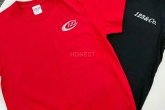 グリッターシルバーのシートで左胸にプリント、赤いTシャツには社名マーク、黒いTシャツには社名ロゴをプリントしたラバープリントの制作実績。