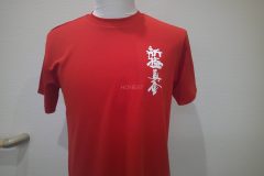 赤いドライTシャツの左胸に白いシートで、躍動感ある道場紋がデザインされたラバープリントの制作実績。