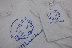 コットンTシャツの前面に子供の手描きのイラストを青色のラバープリントで加工した事例。可愛らしい仕上がり。