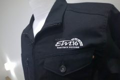 黒のワークシャツの左胸に白糸で自動車工場のロゴをオリジナル刺繍として加工した制作実績。