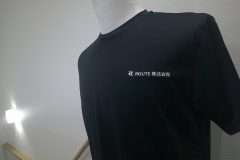 Tシャツの左胸に会社名のロゴを白糸で刺繍した制作実績。