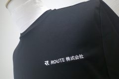 黒のＴシャツの左胸に白糸で会社名ロゴを刺繍した制作事例。