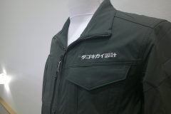 作業ブルゾン左胸にシルバーグレーの糸で会社名ロゴを刺繍した制作事例。