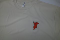 ライトベージュのドライTシャツ左胸にご当地キャラクターをオリジナル刺繍として製作した、刺繍屋HONESTの制作事例。
