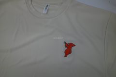ライトベージュのドライTシャツ左胸にご当地キャラクターをオリジナル刺繍として製作した、刺繍屋HONESTの制作事例。