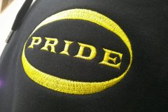 パーカー左胸にレモンイエロー単色でレスキュー隊のチームロゴを加工した、オリジナル刺繍の制作実績アップ。
