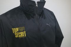 トラックジャケット右胸に刺繍