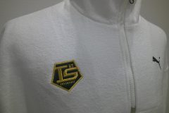 パイルジャケット右胸に縁取り刺繍