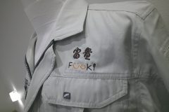 ワークブルゾン左胸に茶色とオレンジのカラーで企業ロゴを刺繍加工した、千葉県のししゅう屋HONESTの制作実績のアップ。