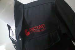 ワークブルゾン左胸に赤糸でシンプルに企業ロゴをオリジナル刺繍として加工した制作実績。