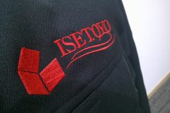 ワークブルゾン左胸に赤糸でシンプルに企業ロゴをオリジナル刺繍として加工した制作実績のアップ。