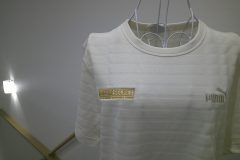 白のTシャツの右胸にメタリック金糸で自動車メーカーのロゴを刺繍した、オリジナル刺繍の制作事例。