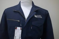 作業服の左胸に建設会社のロゴ文字を白糸にて刺繍をした、制作事例。