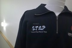 お持ち込みのハーフジップスウェットの右胸にレスキュー隊のロゴ文字をオリジナル刺繍加工した制作実績。
