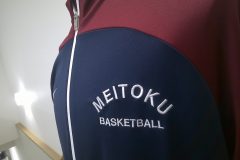 お持ち込みのジャージ左胸に白糸で学校名を刺繍した制作事例。