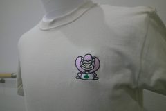 ベージュカラーのトレーナーの左胸に薬箱を持ったかわいいゴリラのキャラクターをオリジナル刺繍として加工した制作事例。