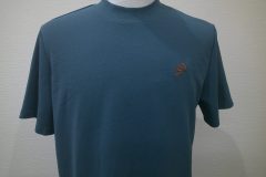 エメラルドグリーンのドライTシャツの左胸に濃いめの茶色でワンポイントロゴを刺繍した、刺繍屋HONESTの制作実績。