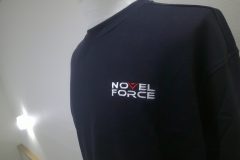 お持ち込みのネイビーのスウェットの左胸に会社のロゴを刺繍加工した制作事例。