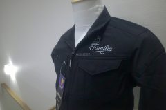 お持ち込みの作業服の左胸に会社のロゴを白糸でオリジナル刺繍加工した制作事例。