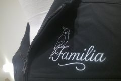 お持ち込みの作業服の左胸に会社のロゴを白糸でオリジナル刺繍加工した制作事例の作品アップ。