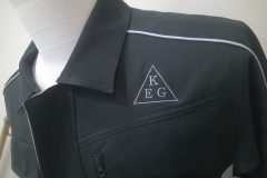 お持ち込みの作業服の左胸に三角形のロゴをシルバーグレーの糸で刺繍した、オリジナル刺繍の制作実績。
