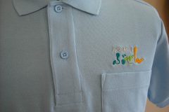 ポロシャツ左胸に介護福祉施設のロゴを5色で刺繍。サテン縫いのみでふっくらとした縫い上りに仕上がったことを示す制作事例。