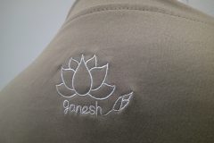 Tシャツ背衿下にワンポイントロゴ刺繍