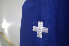 お持ち込みの作業服の右袖に安全マークを白糸で刺繍した制作事例のアップ。
