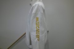 アーム部分にロゴ刺繍