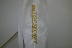 アーム部分にロゴ刺繍