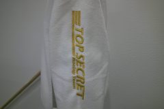 お持ち込みのフリースジャケットの左袖に車メーカーのブランドロゴをメタリック金糸で刺繍した制作事例のアップ。