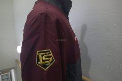 お持ち込みのトラックジャケット右袖に黒生地をベースに金糸でワンポイントロゴを刺繍した制作事例のアップ。