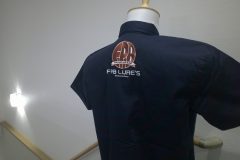 シャツ衿下にワッペン+直刺繍