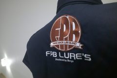 シャツ衿下にワッペン+直刺繍