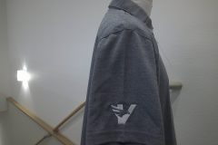 お持ち込みのワークポロシャツの右袖口に白糸で企業ロゴをホワイト単色で刺繍した制作事例。
