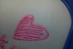 手描きの風合いを再現した刺繍