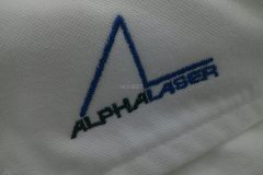 お持ち込みのオックスフォードシャツの襟先部分に企業ロゴを、青と黒の糸でワンポイント刺繍した制作事例のアップ。