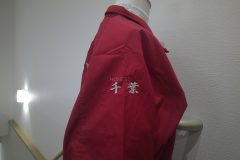 赤のスウィングトップの右袖に県名を銀糸で刺繍した、刺繍屋HONESTの制作事例。