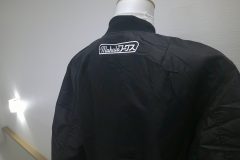 MA-1ジャケット背衿下に店名のロゴを白糸にて直接刺繍を加工した制作事例。