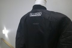 MA-1ジャケット背衿下に店名のロゴを白糸にて直接刺繍を加工した制作事例。